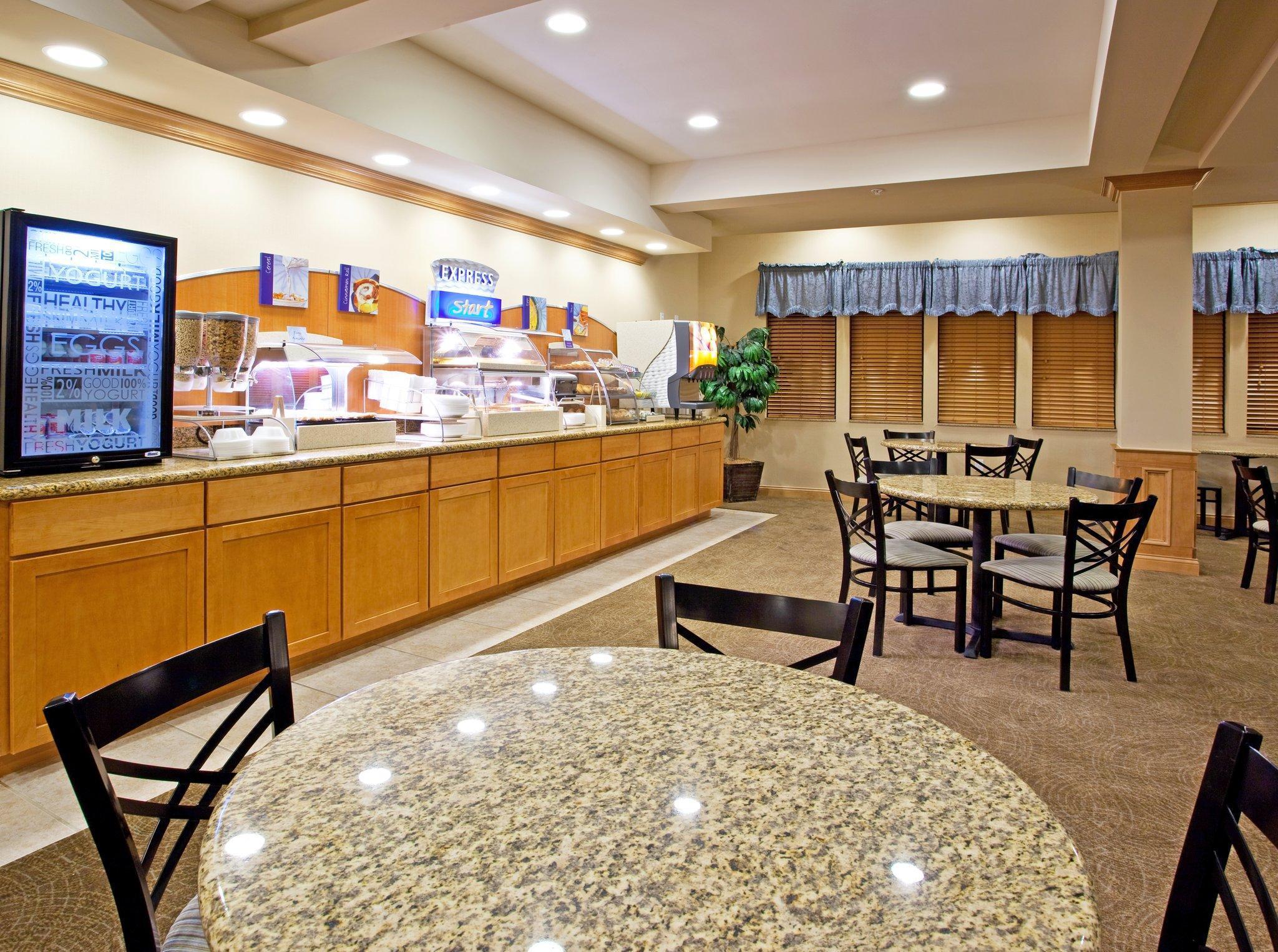 Holiday Inn Express Hotel & Suites Chesterfield - Selfridge Area By Ihg Exterior photo
