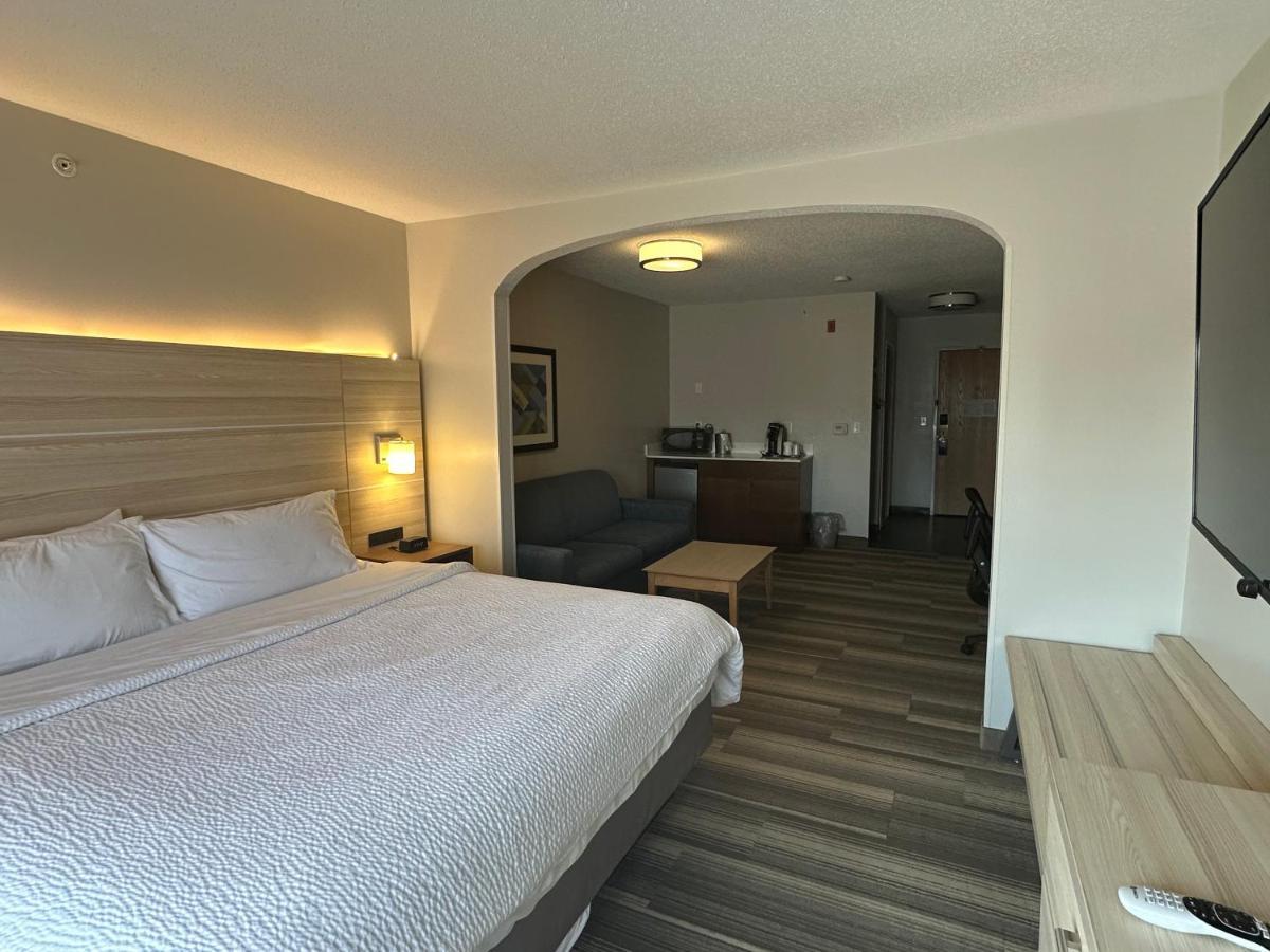 Holiday Inn Express Hotel & Suites Chesterfield - Selfridge Area By Ihg Exterior photo