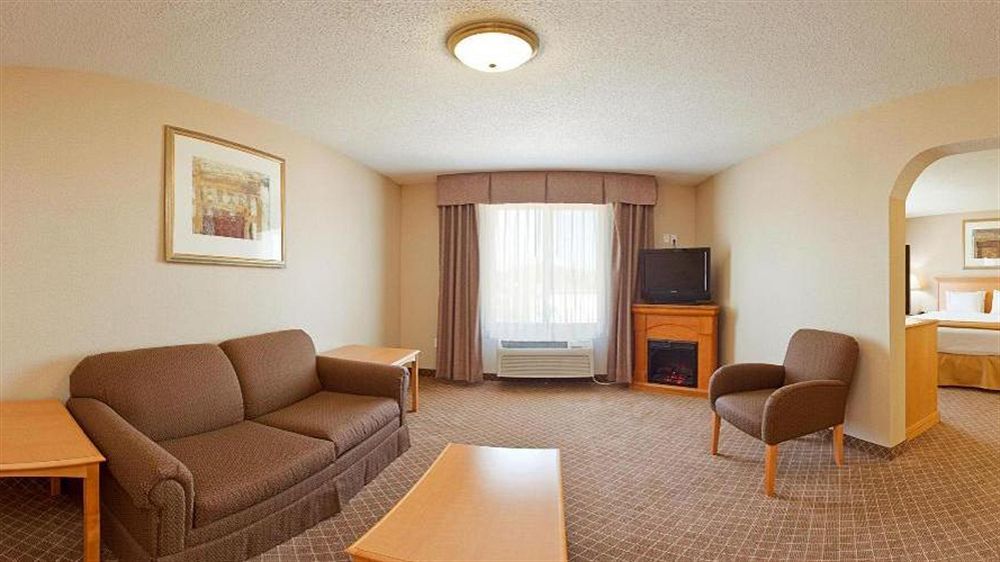 Holiday Inn Express Hotel & Suites Chesterfield - Selfridge Area By Ihg Exterior photo